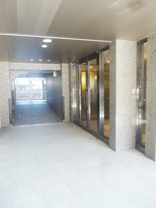 物件外観写真3　(エントランス部分)