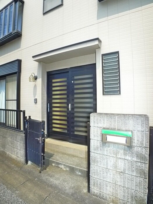 物件外観写真3　(エントランス部分)