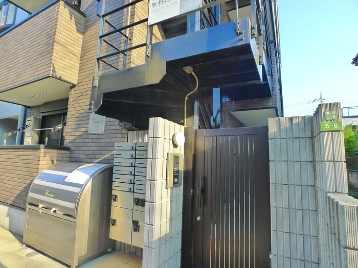 物件外観写真4　(エントランス部分)