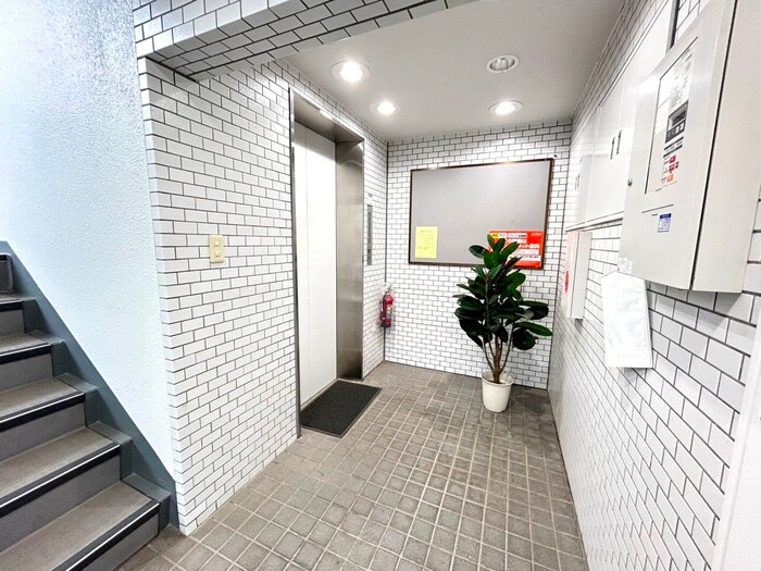 物件外観写真5　(エントランス部分)