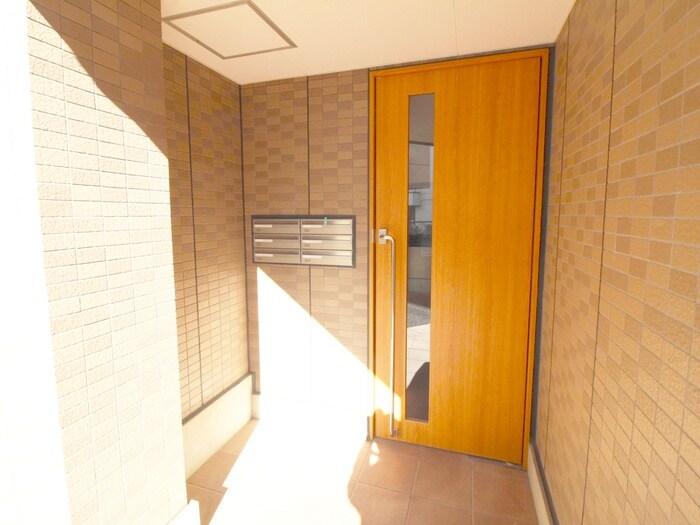 物件外観写真6　(エントランス部分)