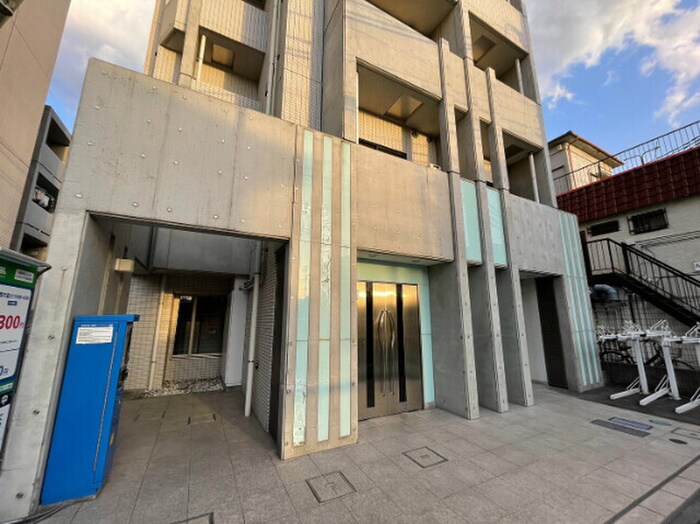 物件外観写真2　(エントランス部分)