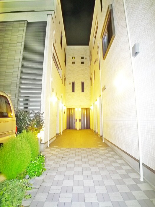 物件外観写真3　(エントランス部分)