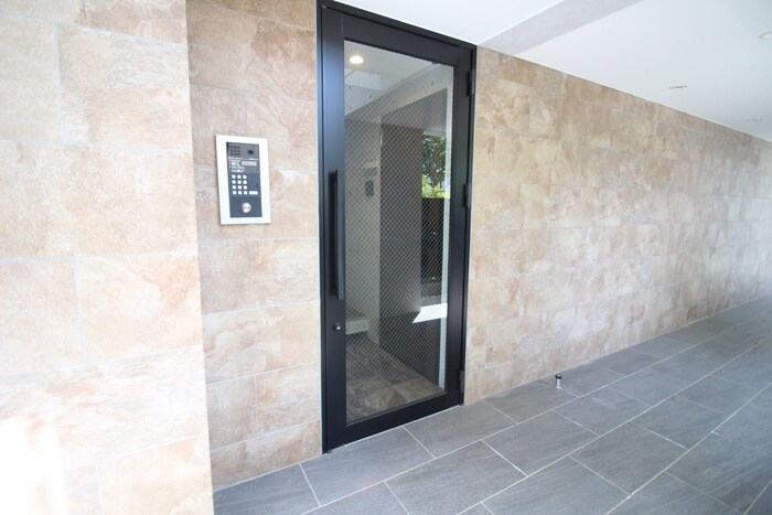 物件外観写真3　(エントランス部分)