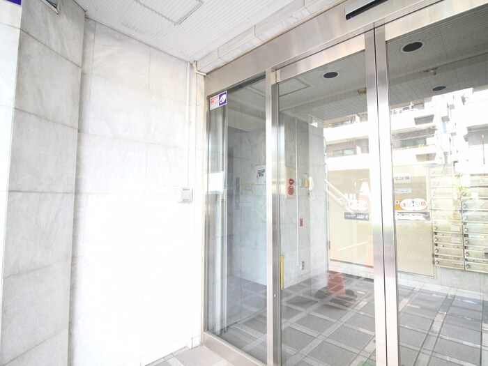 物件外観写真4　(エントランス部分)