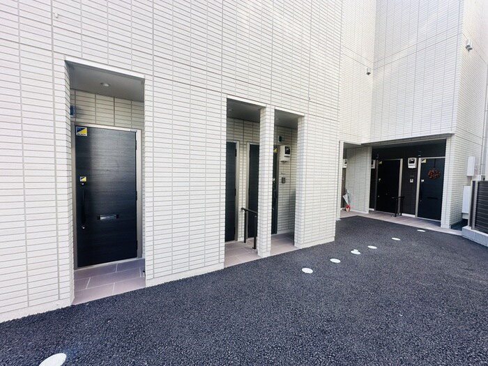 物件外観写真6　(エントランス部分)