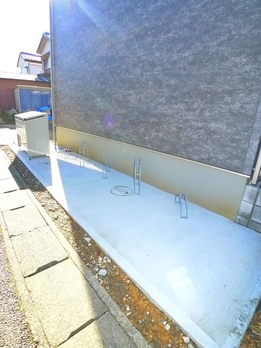 物件外観写真3　(駐輪場)