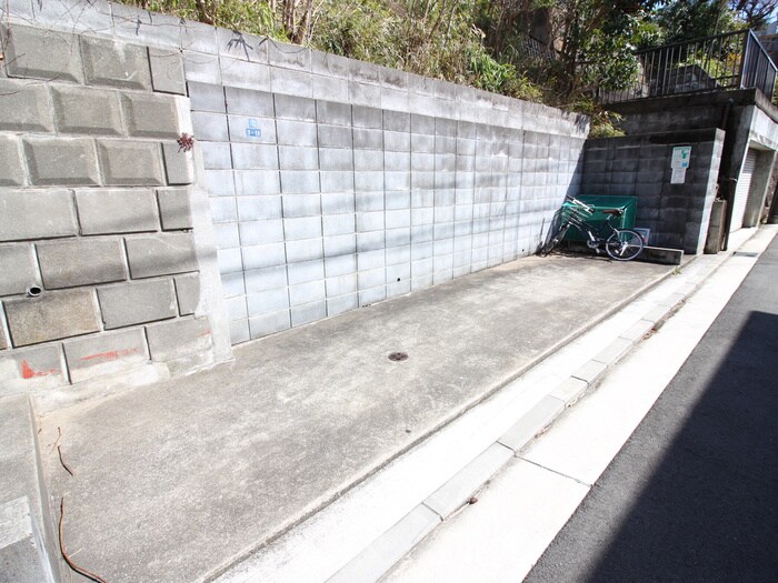 物件外観写真3　(駐輪場)