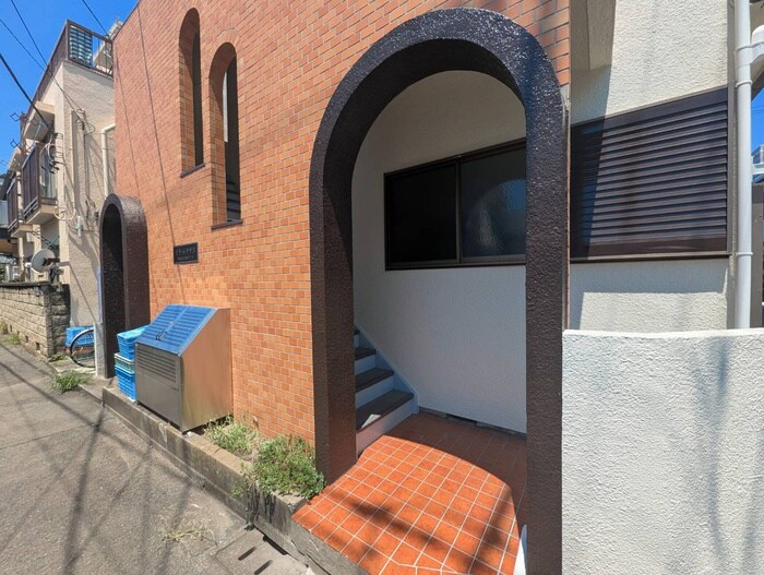 物件外観写真3　(エントランス部分)