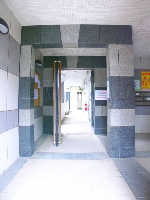 物件外観写真3　(エントランス部分)