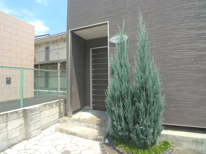 物件外観写真4　(エントランス部分)