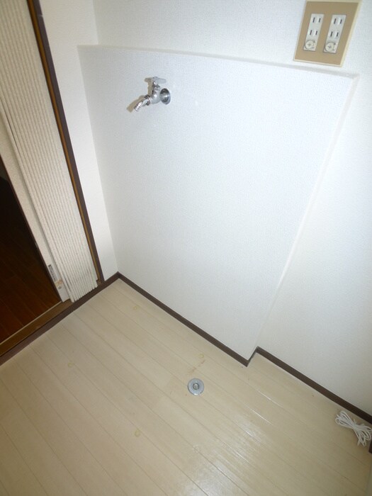 物件内観写真6　(洗濯機置場)