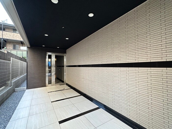 物件外観写真3　(エントランス部分)