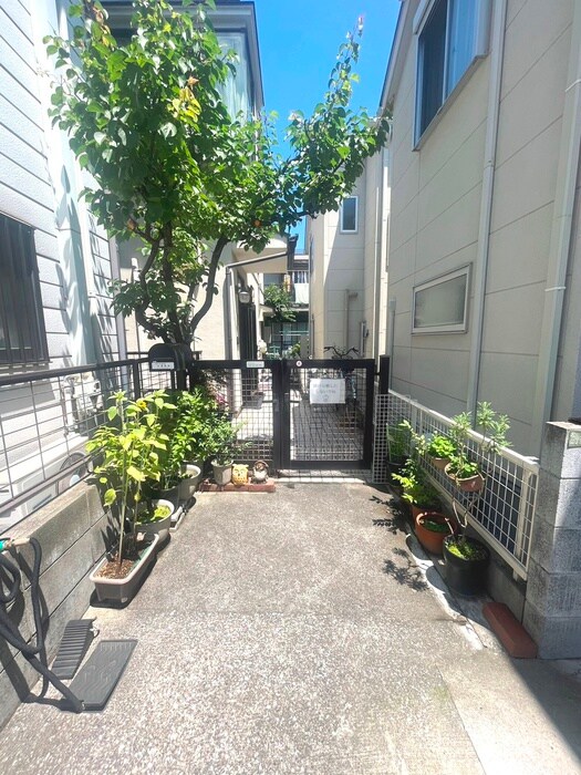 物件外観写真4　(エントランス部分)