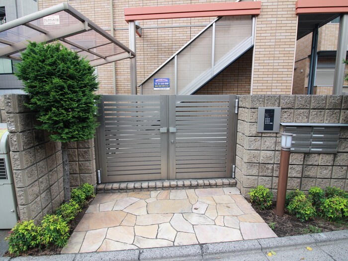 物件外観写真4　(エントランス部分)