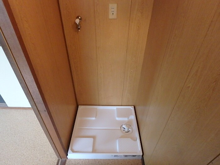 物件内観写真6　(洗濯機置場)