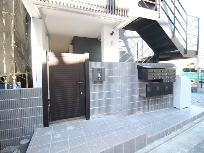 物件外観写真3　(エントランス部分)