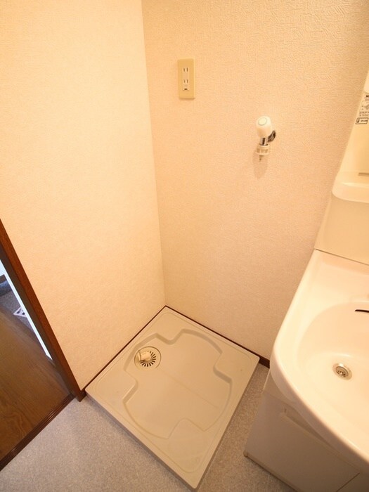 物件内観写真14　(洗濯機置場)