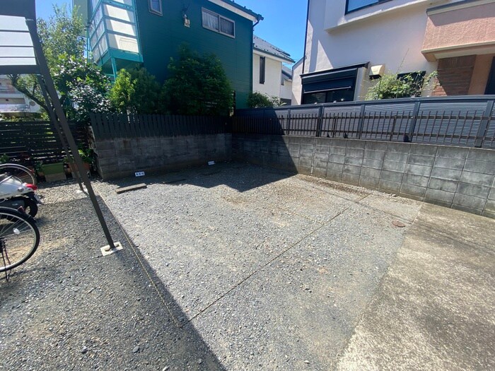 物件外観写真3　(駐車場)