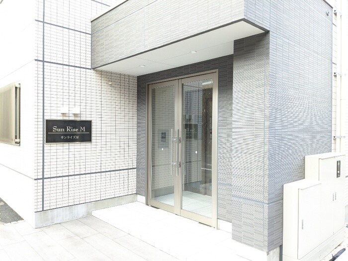 物件外観写真2　(エントランス部分)