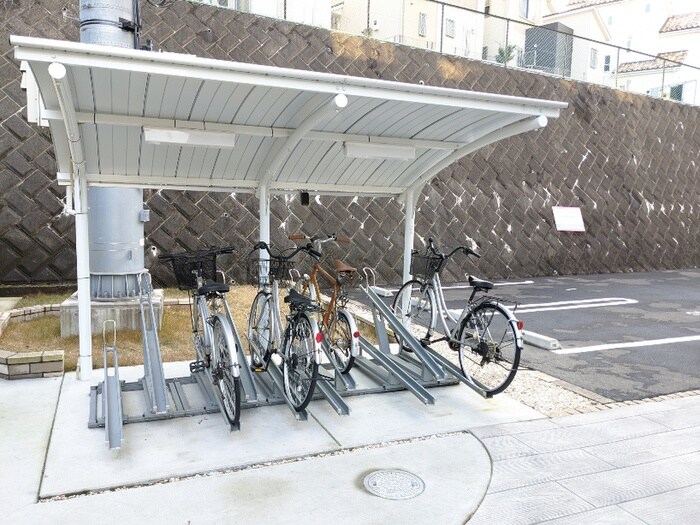 物件外観写真4　(駐輪場)