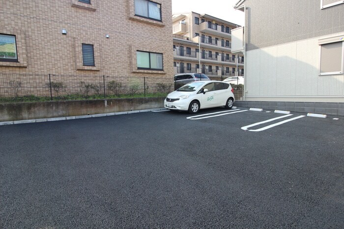 物件外観写真4　(駐車場)