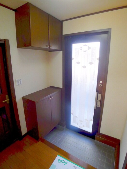 物件内観写真4　(玄関)