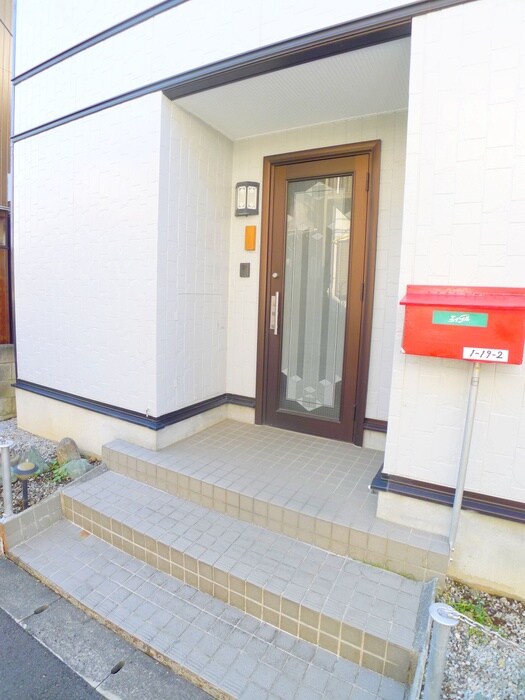 物件外観写真3　(エントランス部分)