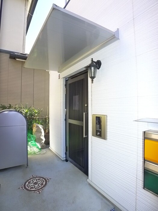 物件外観写真4　(エントランス部分)