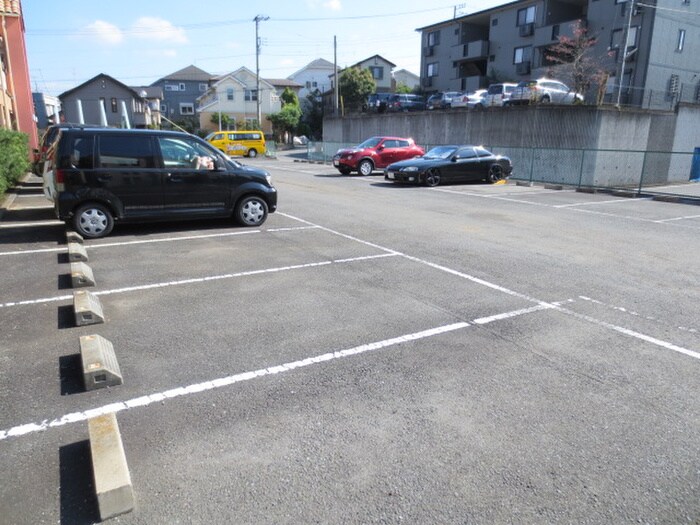物件外観写真3　(駐車場)