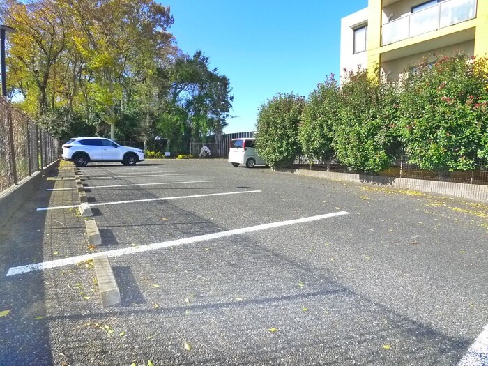 物件外観写真4　(駐車場)