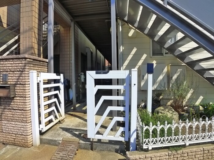 物件外観写真4　(エントランス部分)