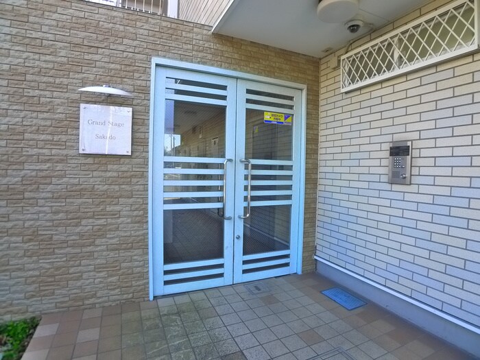 物件外観写真3　(エントランス部分)