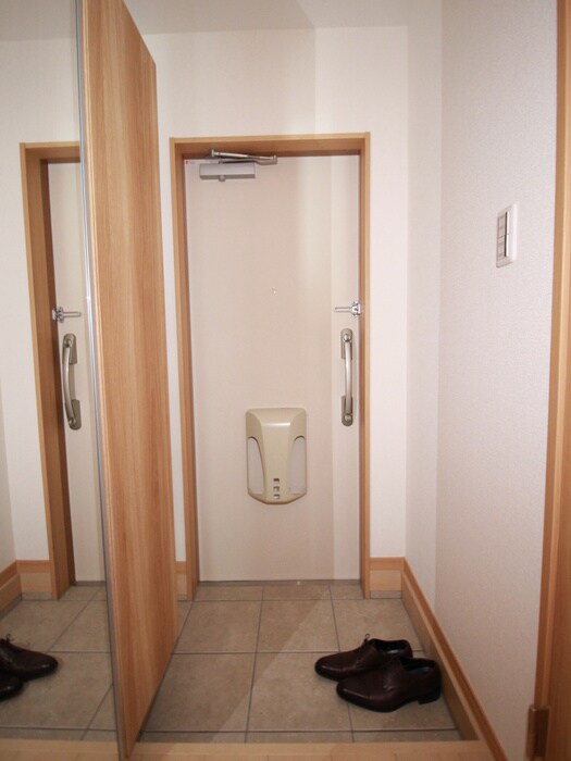 物件内観写真13　(玄関)