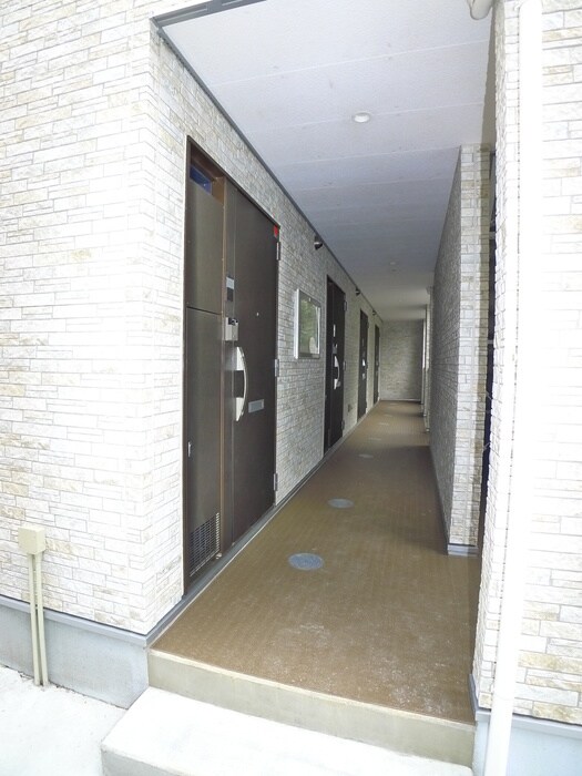 物件外観写真4　(エントランス部分)