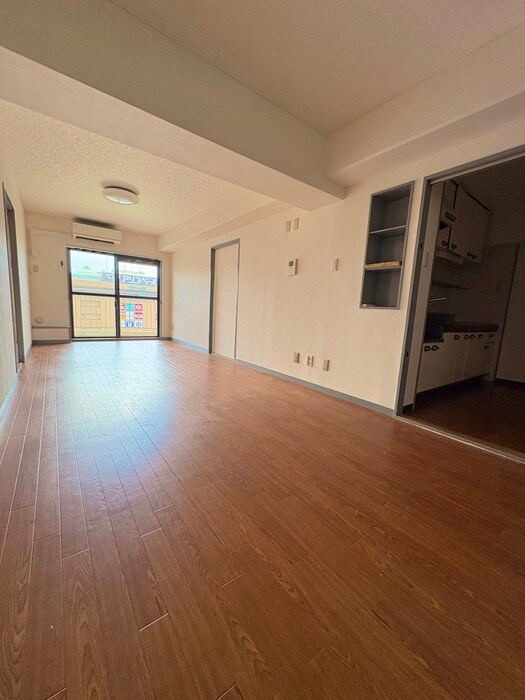 物件内観写真7　(室内からの展望)