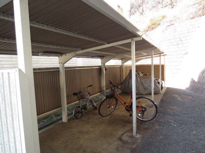 物件外観写真2　(バイク置き場)