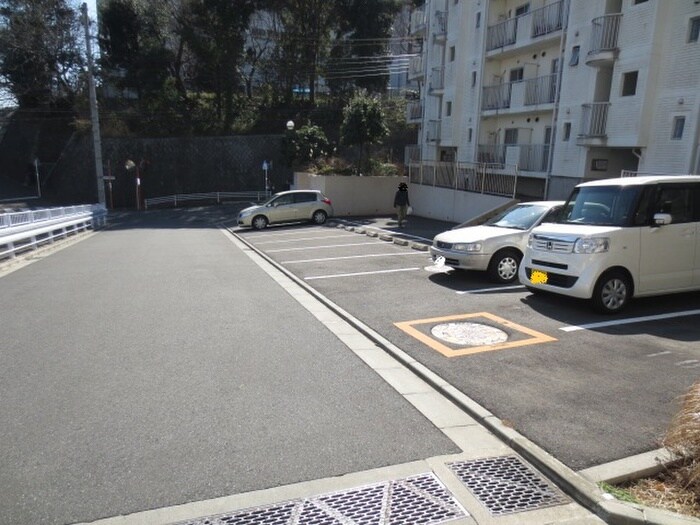 物件外観写真3　(駐車場)