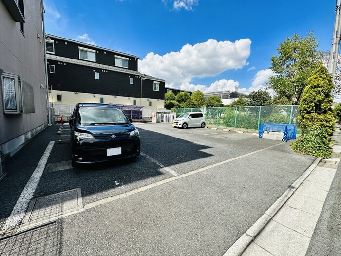 物件外観写真4　(駐車場)