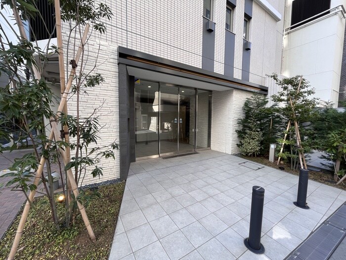 物件外観写真2　(エントランス部分)