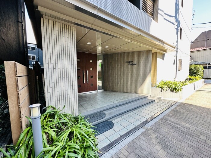 物件外観写真2　(エントランス部分)