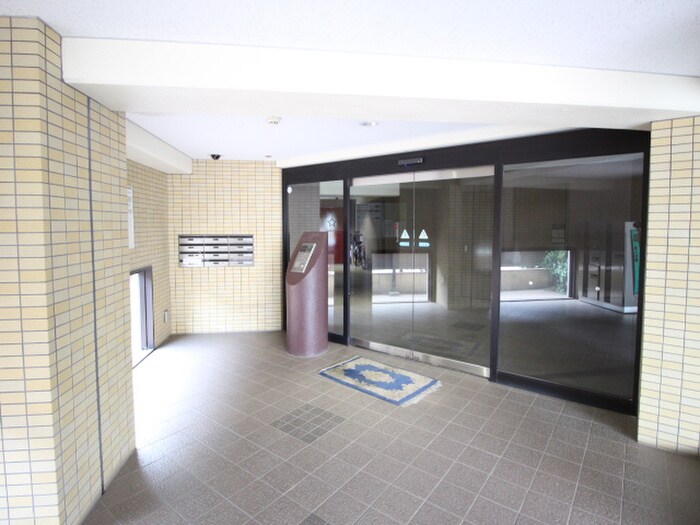 物件外観写真3　(エントランス部分)