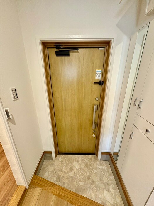 物件内観写真16　(玄関)