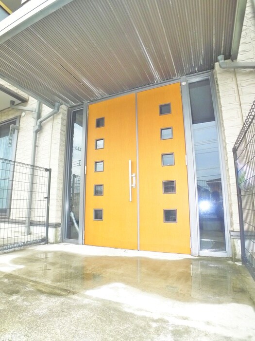 物件外観写真3　(エントランス部分)