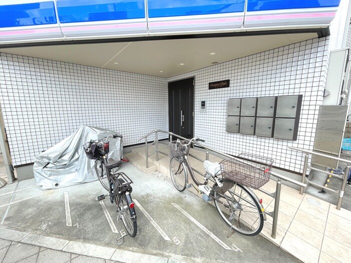 物件外観写真2　(エントランス部分)