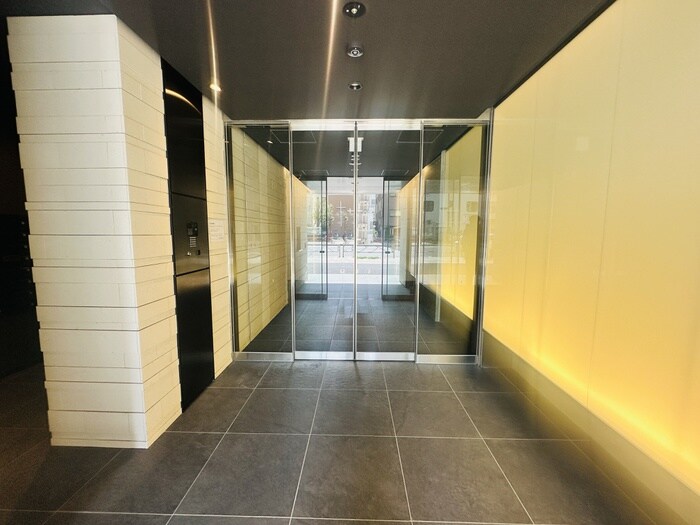 物件外観写真2　(エントランス部分)