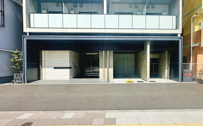 物件外観写真3　(エントランス部分)