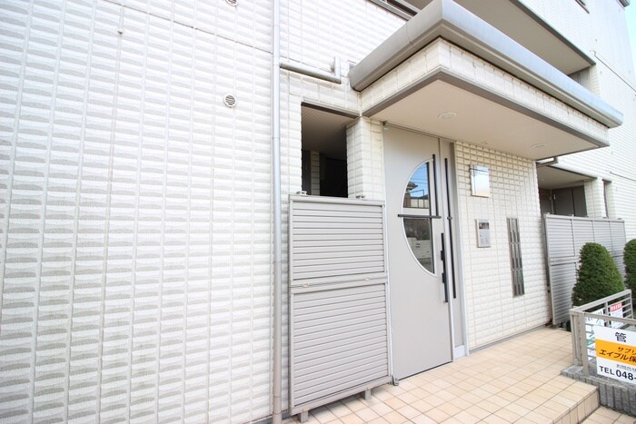 物件外観写真3　(エントランス部分)