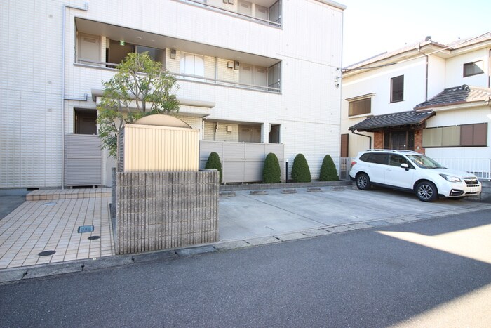 物件外観写真4　(駐車場)