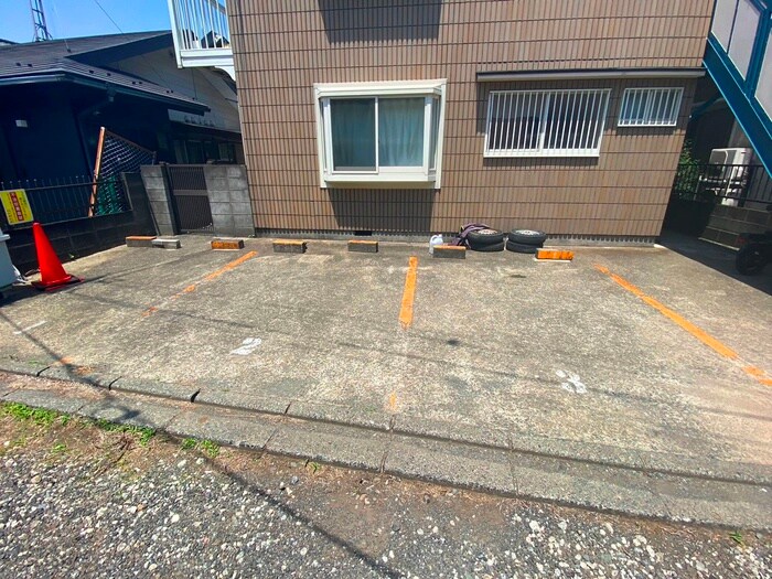 物件外観写真4　(駐車場)